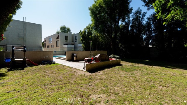 Detail Gallery Image 19 of 29 For 7311 Kester Ave #11,  Van Nuys,  CA 91405 - 2 Beds | 2/1 Baths