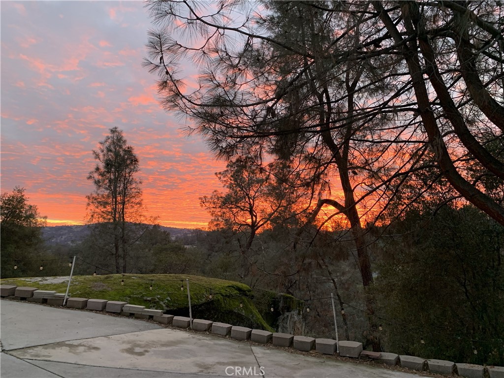 https://media.crmls.org/medias/f44f05e1-ec77-451f-9e14-e8db4fef3d8a.jpg?preset=X-Large
