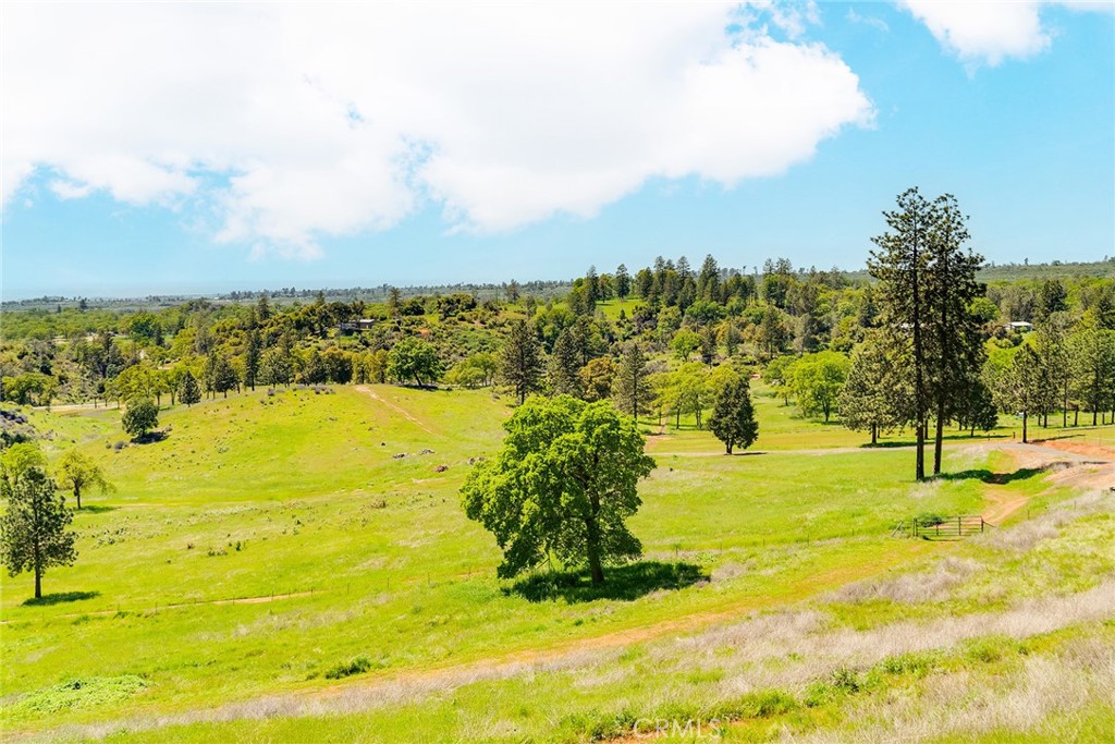 https://media.crmls.org/medias/f451bd3c-21ae-4599-873c-61a912a578ea.jpg?preset=X-Large