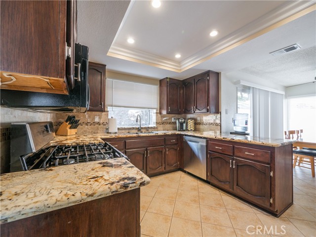 Detail Gallery Image 9 of 23 For 1241 Oakcrest Cir, Corona,  CA 92882 - 4 Beds | 2/1 Baths