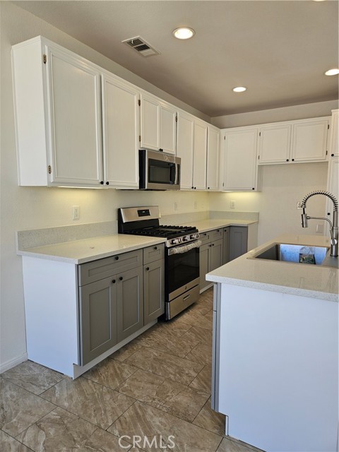 Detail Gallery Image 4 of 13 For 15850 Desert Rock St, Adelanto,  CA 92301 - 3 Beds | 2 Baths