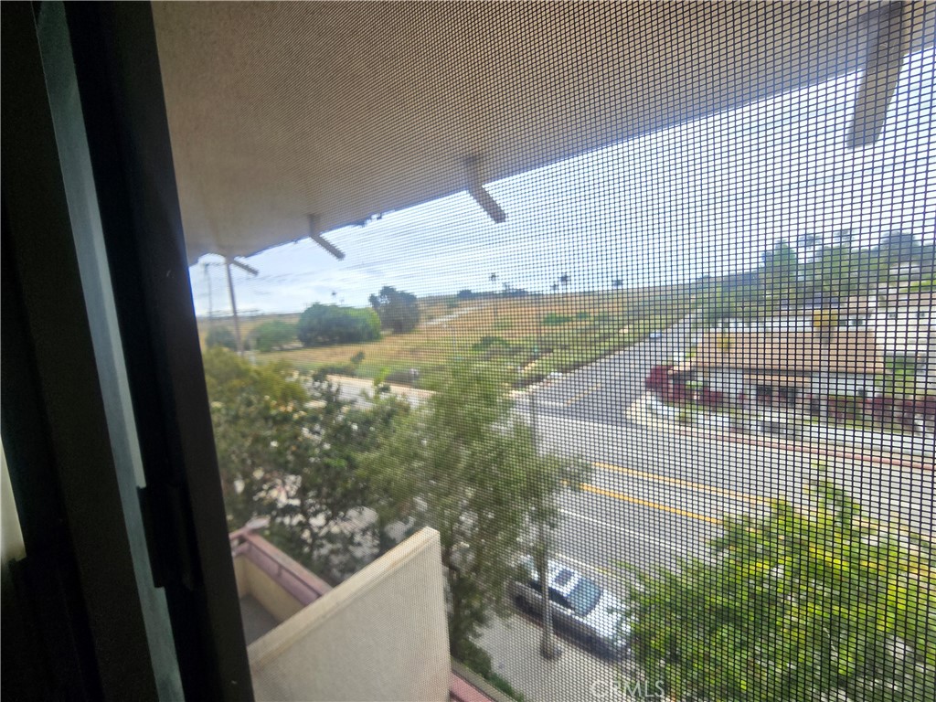https://media.crmls.org/medias/f4554d71-45b5-404e-8c6b-5999d187db77.jpg?preset=X-Large