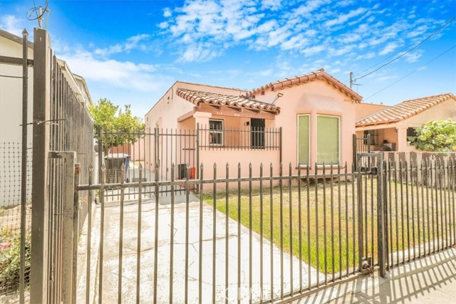 914 W 71st Street, Los Angeles CA: https://media.crmls.org/medias/f455d3e5-4a48-4603-b310-dd61ba868075.jpg