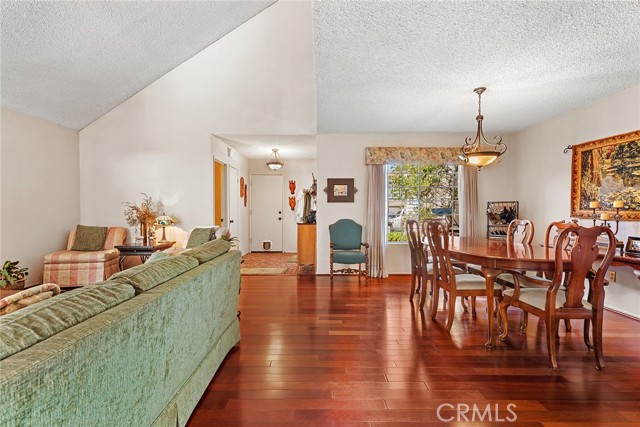 Detail Gallery Image 12 of 56 For 19852 Pandy Ct, Canyon Country,  CA 91351 - 3 Beds | 2/1 Baths