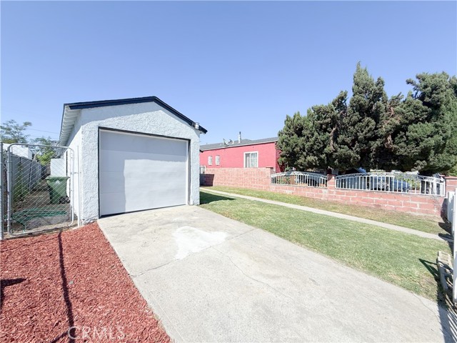 2109 E 113th Street, Los Angeles CA: https://media.crmls.org/medias/f45956fe-c342-4f52-9e88-ea7689b78194.jpg