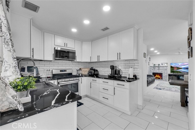 Detail Gallery Image 8 of 36 For 15970 Hyde Ct, Fountain Valley,  CA 92708 - 2 Beds | 1/1 Baths