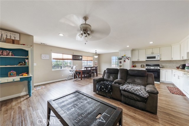 8963 Bold Ruler Lane, Jurupa Valley CA: https://media.crmls.org/medias/f4628716-04c2-4548-9e0a-c4f32a0c0a78.jpg