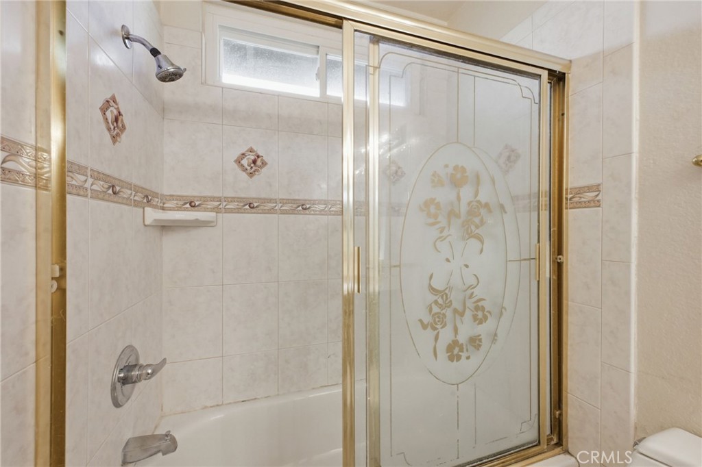 https://media.crmls.org/medias/f4636519-0b7d-4e34-9f55-adebab2914a1.jpg?preset=X-Large