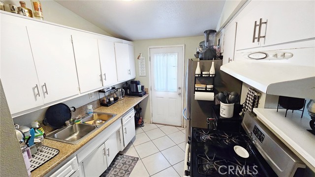 Detail Gallery Image 9 of 28 For 13440 Harlow Ave, Corona,  CA 92879 - 3 Beds | 1/1 Baths