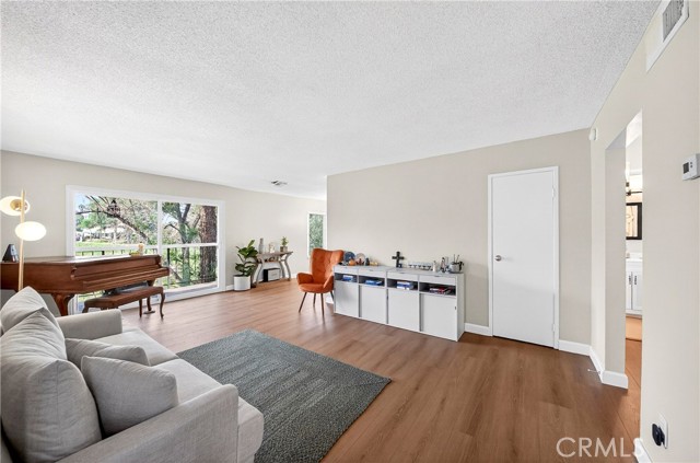 Detail Gallery Image 4 of 29 For 1525 Walnut Leaf #211,  Walnut,  CA 91789 - 2 Beds | 2 Baths