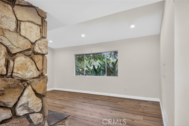 Detail Gallery Image 12 of 41 For 10346 Siesta Dr, Sunland,  CA 91040 - 2 Beds | 3 Baths