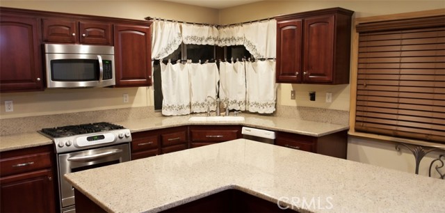 Detail Gallery Image 2 of 16 For 12755 Cardinal Ct, Victorville,  CA 92392 - 5 Beds | 2 Baths