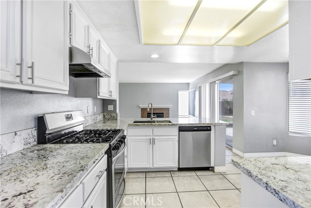 Detail Gallery Image 8 of 28 For 2421 W Calle Celeste Dr, Rialto,  CA 92377 - 5 Beds | 3 Baths