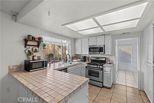 Detail Gallery Image 8 of 32 For 2611 Jeffery Cir, Hemet,  CA 92545 - 4 Beds | 3 Baths