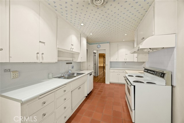 85 S San Rafael Avenue, Pasadena CA: https://media.crmls.org/medias/f470ac4c-acd0-420b-a9cb-9a99573d1a2a.jpg