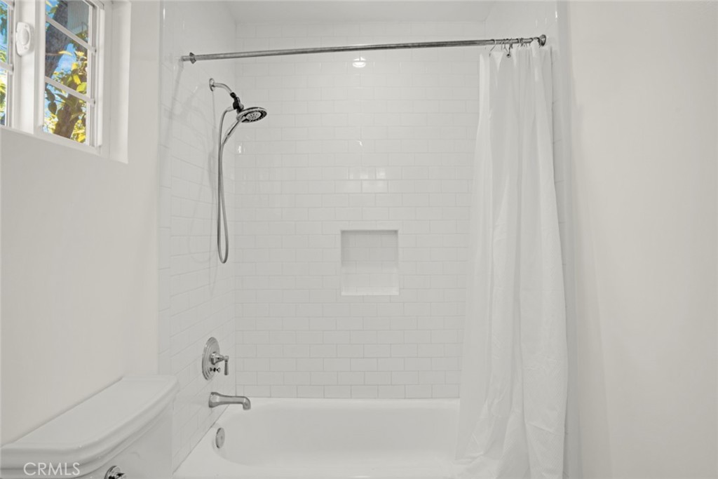 https://media.crmls.org/medias/f471cdd0-d5cc-42f5-8d73-005f490204e1.jpg?preset=X-Large