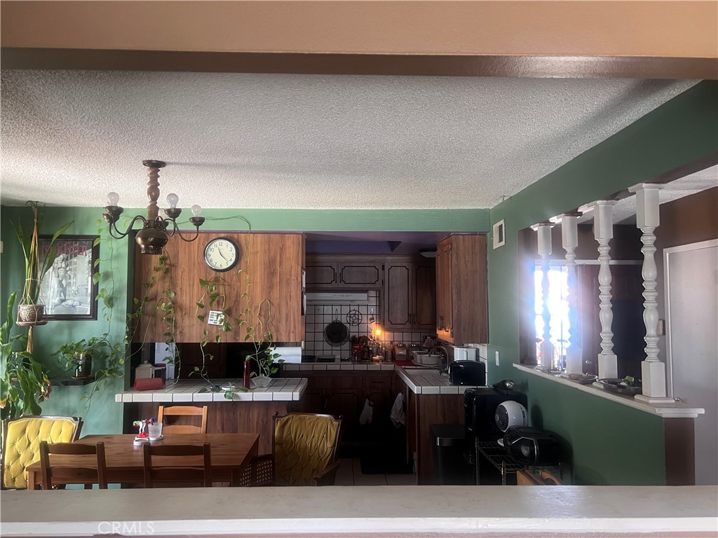 https://media.crmls.org/medias/f4721fde-229a-47da-9060-269c39f7908e.jpg?preset=X-Large