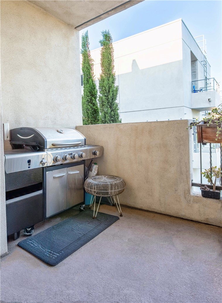 Detail Gallery Image 16 of 19 For 15206 Burbank Bld #209,  Sherman Oaks,  CA 91411 - 2 Beds | 2/1 Baths