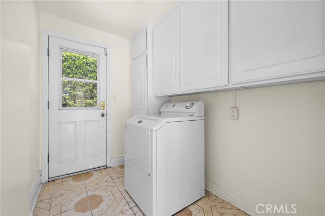 1181 Old Mill Rd, San Marino CA: https://media.crmls.org/medias/f4732476-18d5-46fb-beb7-2426931b3ccb.jpg