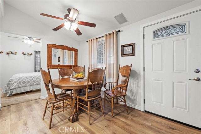 Detail Gallery Image 10 of 41 For 19160 Avenue of the Oaks #B,  Newhall,  CA 91321 - 2 Beds | 1 Baths