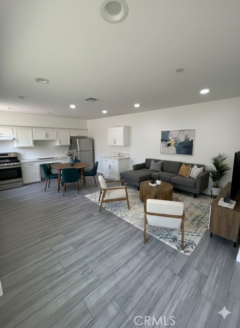 Detail Gallery Image 8 of 32 For 1130 Browning, Los Angeles,  CA 90037 - 3 Beds | 3/1 Baths