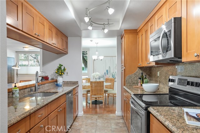 Cabinets have pull-out drawers on lower shelves, and deep pots & pan drawers