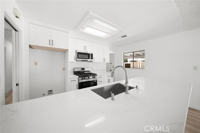 Detail Gallery Image 17 of 42 For 134 W Broadbent, Riverside,  CA 92507 - 4 Beds | 3 Baths