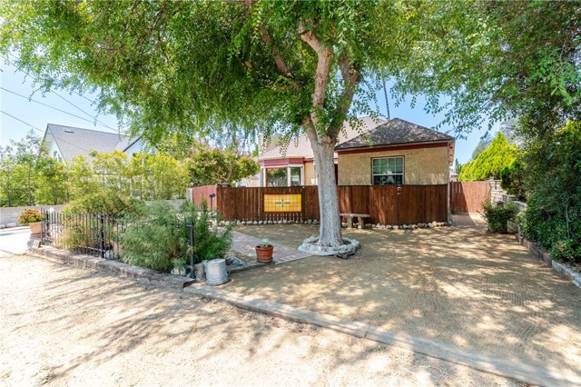 Detail Gallery Image 3 of 33 For 2707 Windsor Ave, Altadena,  CA 91001 - 2 Beds | 2 Baths