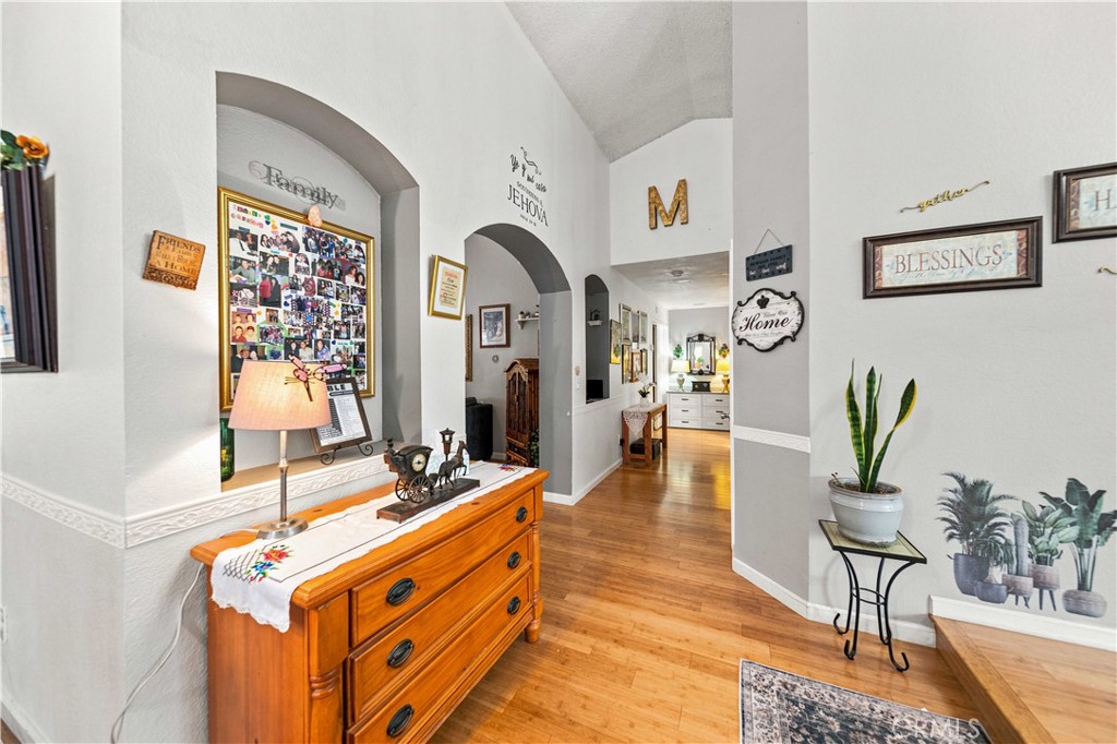 https://media.crmls.org/medias/f47a8d0f-0d24-477c-826e-5e55d45f8fd4.jpg?preset=X-Large