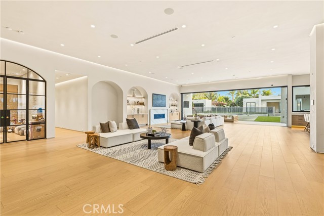 Detail Gallery Image 10 of 54 For 22924 Erwin St, Woodland Hills,  CA 91367 - 11 Beds | 9/2 Baths