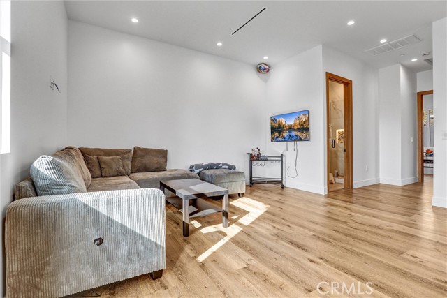 Detail Gallery Image 8 of 17 For 6904 Corbin Ave, Reseda,  CA 91335 - 2 Beds | 2 Baths