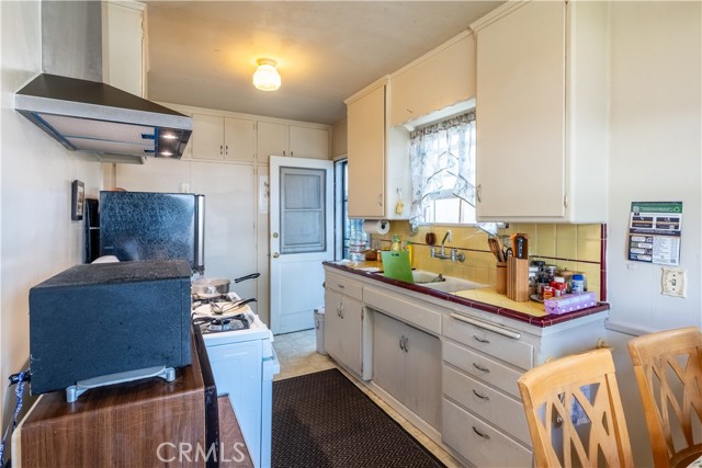 Detail Gallery Image 4 of 46 For 1824 Marine, Gardena,  CA 90249 - 4 Beds | 3 Baths