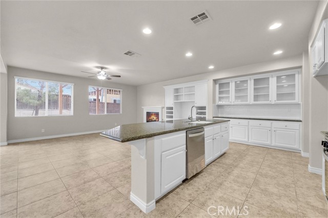 Detail Gallery Image 8 of 39 For 9058 Chimney Rock Ave, Hesperia,  CA 92344 - 4 Beds | 3 Baths