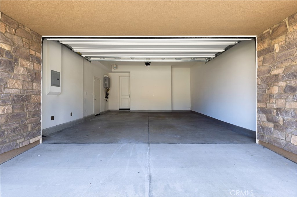 https://media.crmls.org/medias/f480f325-3a28-4dbb-982f-1c4ec47e1a8f.jpg?preset=X-Large