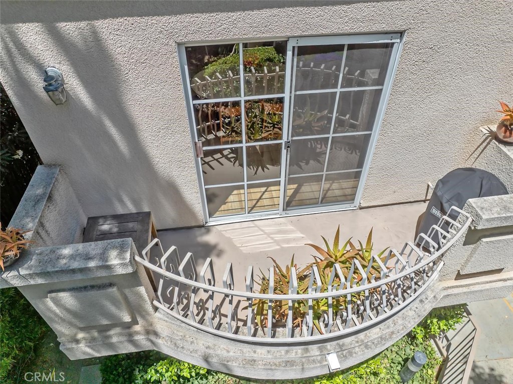 https://media.crmls.org/medias/f48127fd-ef19-487a-9ce0-b0a3a4114b27.jpg?preset=X-Large