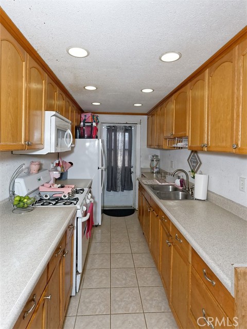 19288 3rd, Oro Grande CA: https://media.crmls.org/medias/f481ba4b-f52f-4ab8-a175-358b942e3690.jpg