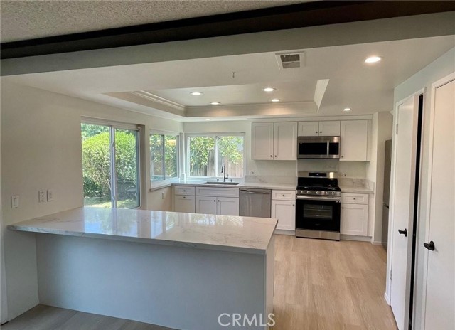 Detail Gallery Image 3 of 19 For 14111 Chagall Ave, Irvine,  CA 92606 - 4 Beds | 2/1 Baths