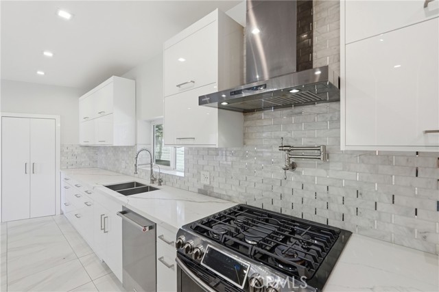 Detail Gallery Image 12 of 44 For 8647 Corbin Ave, Winnetka,  CA 91306 - 5 Beds | 3/1 Baths