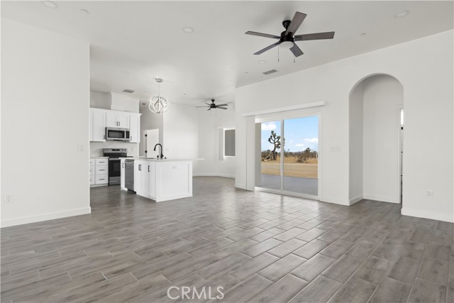 6374 Cayucos Drive, Phelan CA: https://media.crmls.org/medias/f486948e-9e48-4dd2-8c18-742286c7d948.jpg