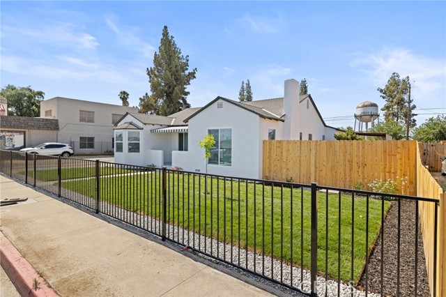 211 E Grangeville Boulevard, Hanford CA: https://media.crmls.org/medias/f489cc59-12c6-4a52-a22a-84e9f8e97eb6.jpg