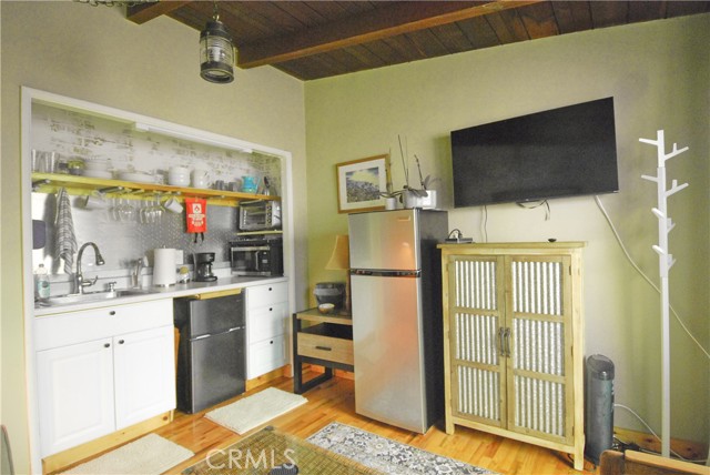 Detail Gallery Image 3 of 20 For 545 1st St #B,  Manhattan Beach,  CA 90266 - 1 Beds | 1 Baths