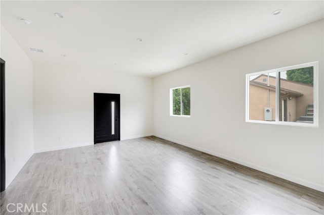 Detail Gallery Image 5 of 18 For 8806 Enfield Ave, Northridge,  CA 91325 - 2 Beds | 2/1 Baths