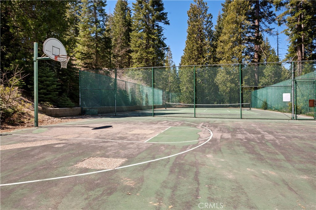 https://media.crmls.org/medias/f48f1365-1350-4a2a-bffe-514b29cce939.jpg?preset=X-Large