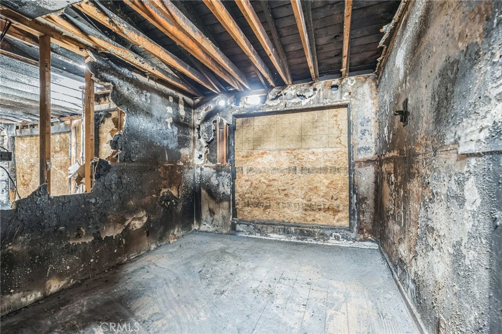 https://media.crmls.org/medias/f490cc0f-4842-4ae4-83da-21d5810719f7.jpg?preset=X-Large