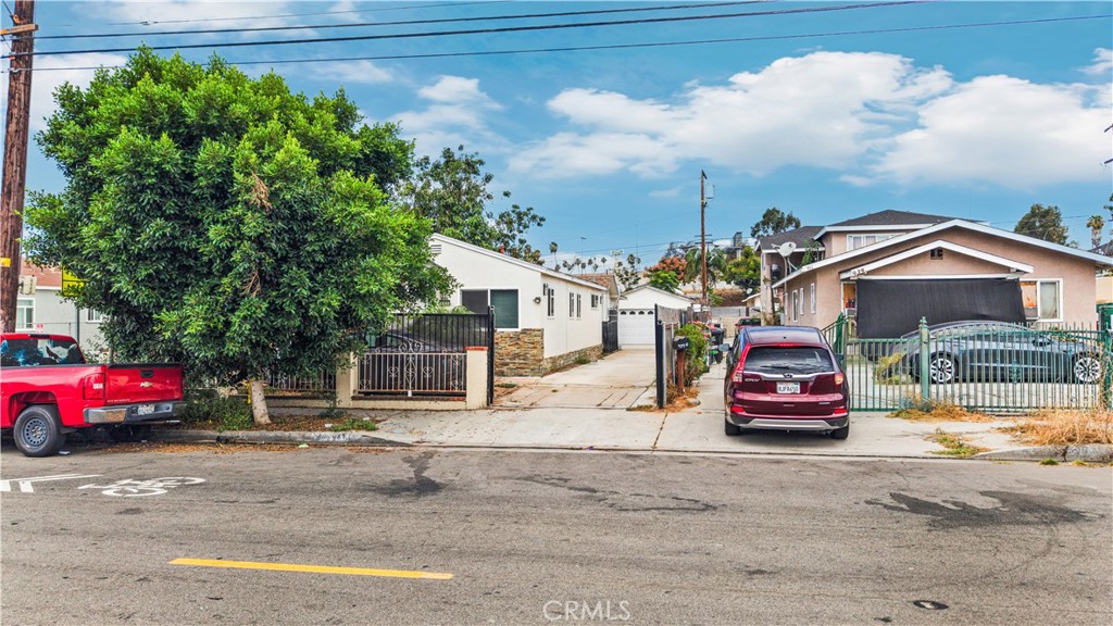Duplex at 943 S Ford Boulevard