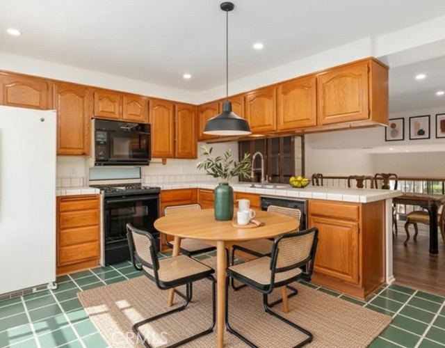 18360 Collins, Tarzana CA: https://media.crmls.org/medias/f492947e-15c4-4807-a2c4-981be059b2c6.jpg