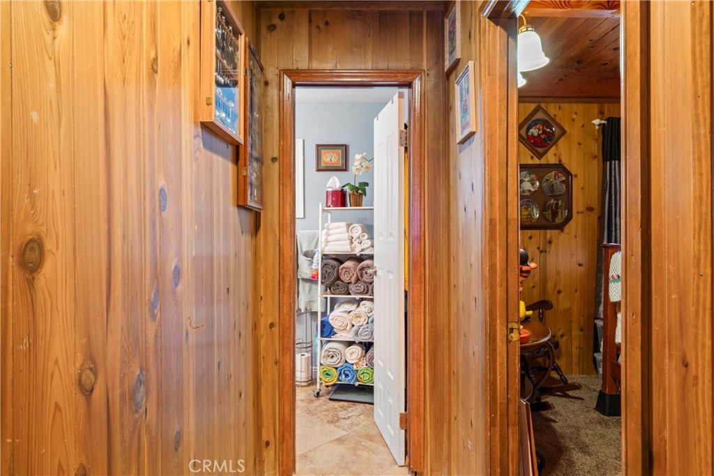 https://media.crmls.org/medias/f4948908-39bf-4998-b194-8f5649d11ce0.jpg?preset=X-Large