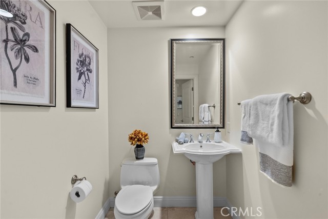 Detail Gallery Image 7 of 32 For 12044 Hoffman St #204,  Studio City,  CA 91604 - 3 Beds | 3 Baths