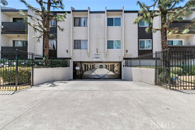8801 Cedros Avenue, Panorama City CA: https://media.crmls.org/medias/f4951659-c178-4fe2-9b43-2f81804c405d.jpg