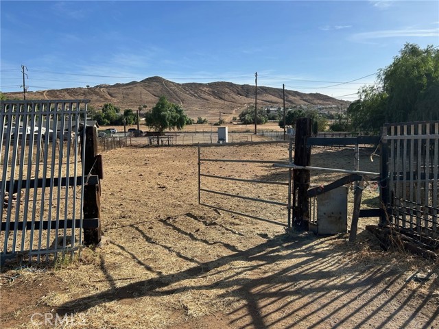 Detail Gallery Image 11 of 17 For 7251 Jurupa Rd, Jurupa Valley,  CA 92509 - 4 Beds | 2/1 Baths